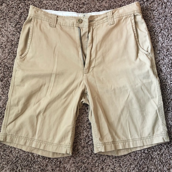 Men’s St. John’s Bay khaki shorts - Picture 1 of 3